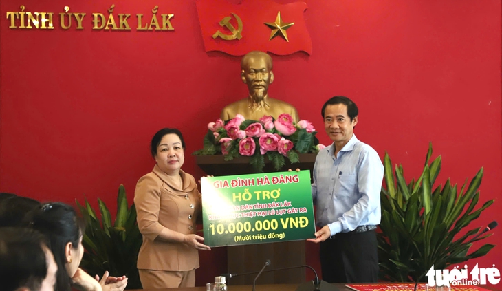 Bà con vùng lũ Phú Yên (cũ) nhận vạn tấm lòng của người dân cả nước- Ảnh 2.