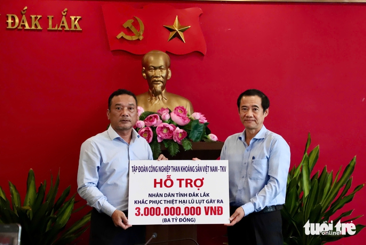 Bà con vùng lũ Phú Yên (cũ) nhận vạn tấm lòng của người dân cả nước - Ảnh 3.