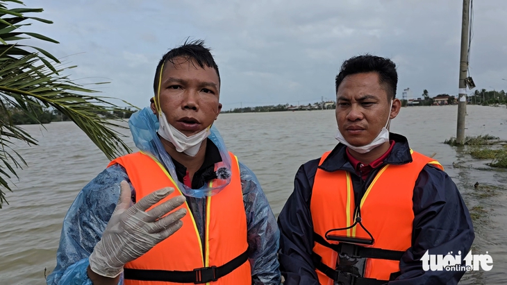 Con gái đau đớn bên xuồng chở thi thể cha, chờ quan tài giữa biển lũ Hòa Xuân - Ảnh 2.