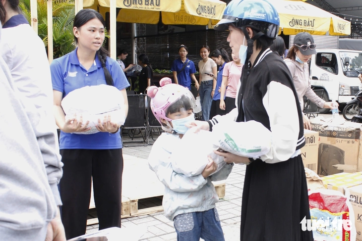 Người nước ngoài xắn tay áo, cùng đồng bào TP.HCM gửi yêu thương về miền Trung - Ảnh 4.