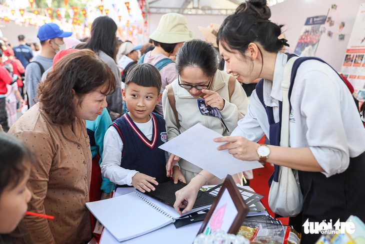 Đại sứ Knapper cùng người dân Hà Nội khám phá văn hóa Việt, Mỹ - Ảnh 5.