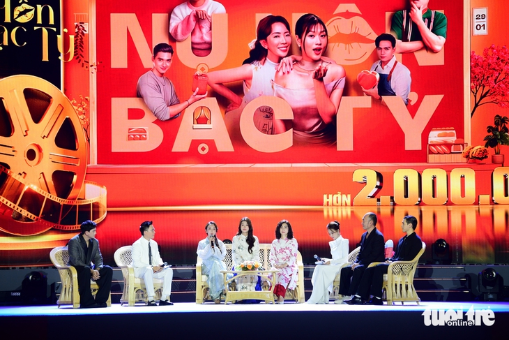 Đoàn phim Mưa đỏ giao lưu trong mưa ở đường đi bộ Nguyễn Huệ - Ảnh 1. Mưa đỏ - Ảnh 1.