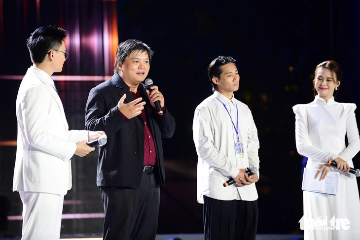 Đoàn phim Mưa đỏ giao lưu trong mưa ở đường đi bộ Nguyễn Huệ - Ảnh 4. Đoàn phim Mưa đỏ giao lưu trong mưa ở đường đi bộ Nguyễn Huệ - Ảnh 4.