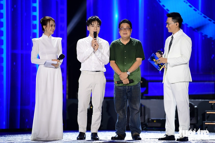 Đoàn phim Mưa đỏ giao lưu trong mưa ở đường đi bộ Nguyễn Huệ - Ảnh 7. Đoàn phim Mưa đỏ giao lưu trong mưa ở đường đi bộ Nguyễn Huệ - Ảnh 7.