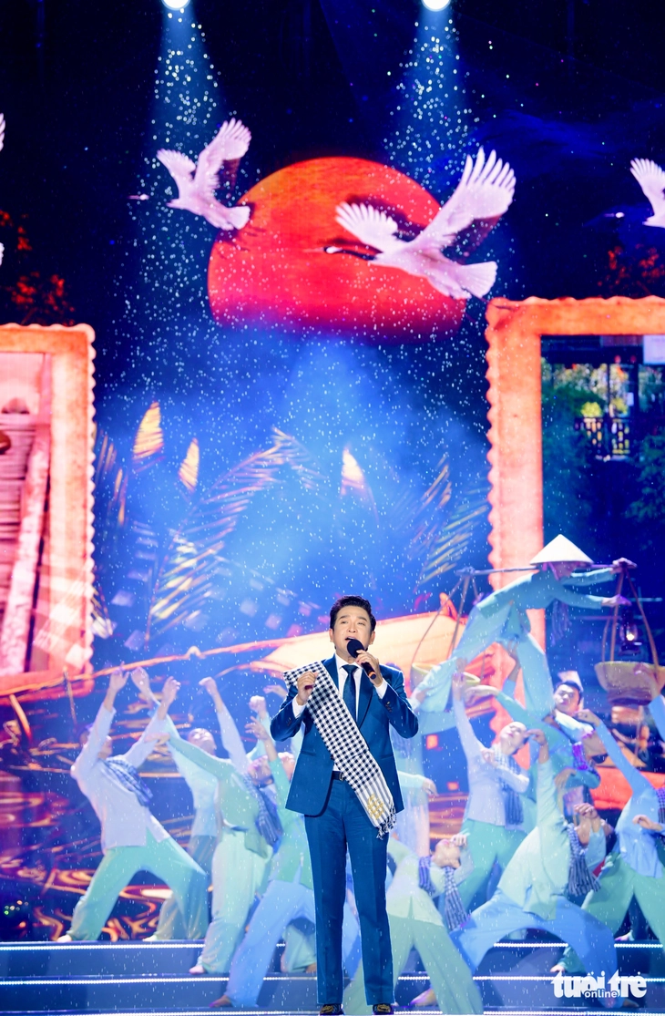 Đoàn phim Mưa đỏ giao lưu trong mưa ở đường đi bộ Nguyễn Huệ - Ảnh 10. Mưa đỏ - Ảnh 10.