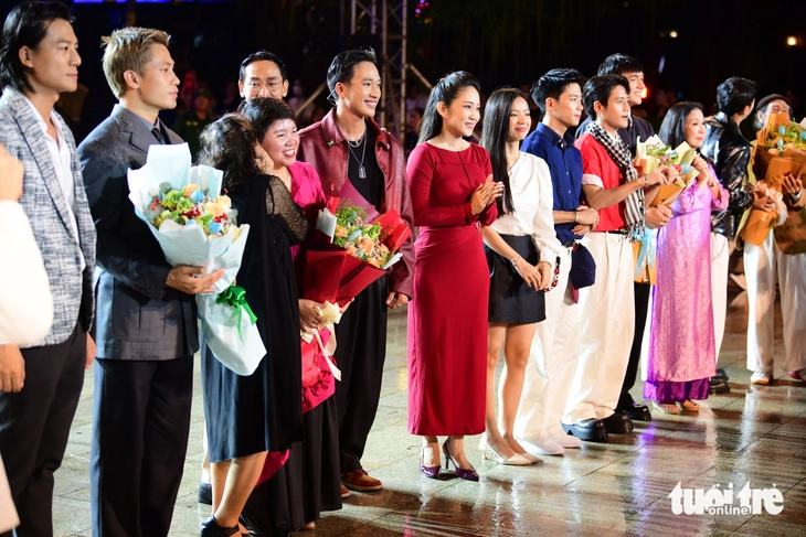 Đoàn phim Mưa đỏ giao lưu trong mưa ở đường đi bộ Nguyễn Huệ - Ảnh 11. Mưa đỏ - Ảnh 11.