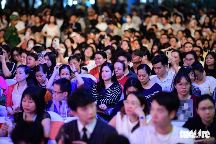 Đoàn phim Mưa đỏ giao lưu trong mưa ở đường đi bộ Nguyễn Huệ - Ảnh 12. Mưa đỏ - Ảnh 12.