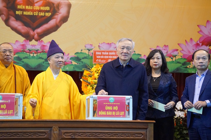 Hàng trăm tăng, ni, sinh Phật tử hiến máu cứu người, quyên góp ủng hộ đồng bào miền Trung - Ảnh 2.