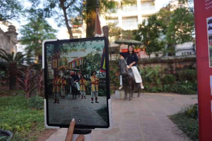 Đến Văn Miếu - Quốc Tử Giám nhập vai trạng nguyên vinh quy bái tổ- Ảnh 2. Đến Văn Miếu - Quốc Tử Giám nhập vai trạng nguyên vinh quy bái tổ- Ảnh 2.