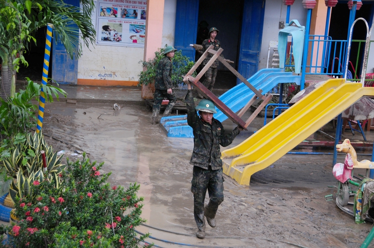 Phó tư lệnh Quân khu 5: Tạm dừng công việc không cần thiết để tập trung đón bão số 15 - Ảnh 1.
