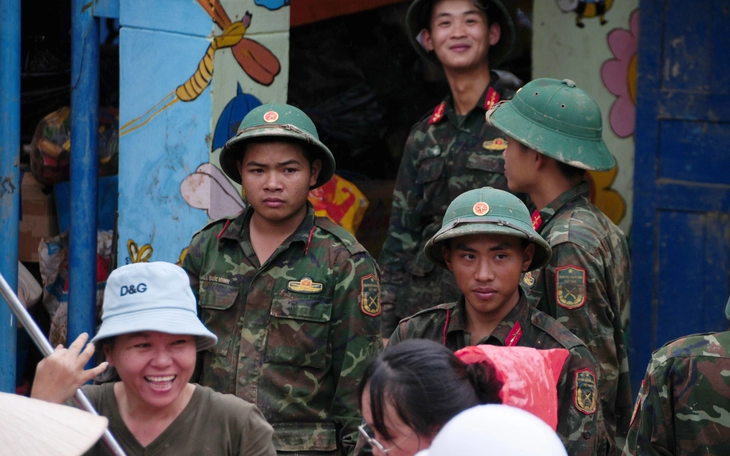 Nhà sập, đường hở ‘hàm ếch’ ở Phú Yên sau khi nước rút - Ảnh 4.