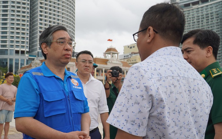 Khách nước ngoài 'khoác áo' tình nguyện tại các điểm quyên góp bão lũ - Ảnh 2.