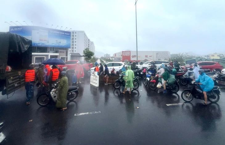 Khánh Hòa hỗ trợ 60 triệu đồng/nhà sập, 30 triệu đồng/nhà bị hư hỏng nặng- Ảnh 2.