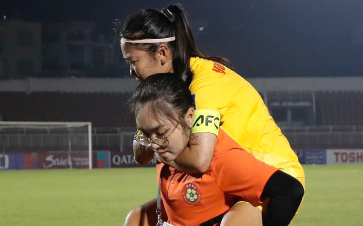 Sân Lạch Tray có sự cố, trận Hải Phòng - Ninh Bình đá trễ - Ảnh 3.