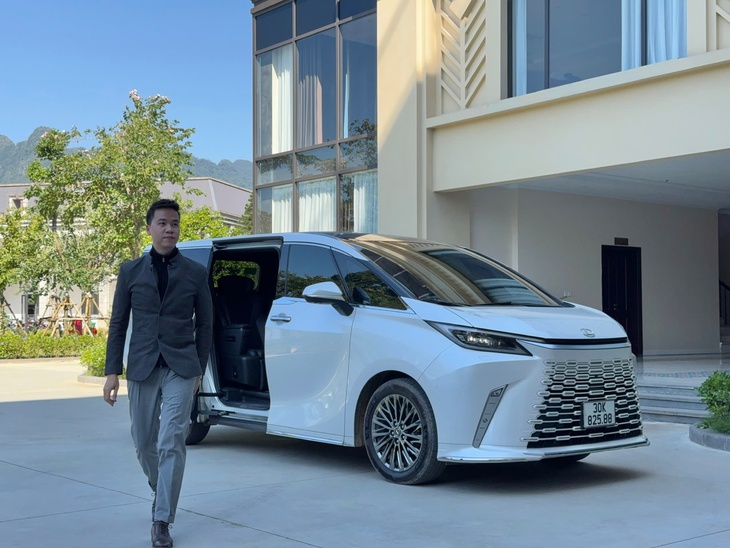 Ghế ‘ông chủ’ trên Lexus LM 500h hơn 5,7 tỉ đồng cho trải nghiệm như chuyên cơ trên mặt đất - Ảnh 1.