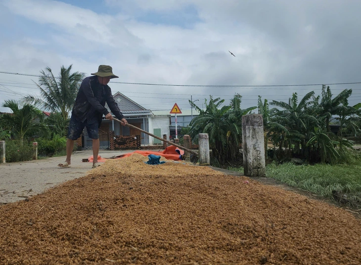 Tin đồn thất thiệt vỡ đập lúc lũ lên, cả nhà tháo chạy, 3 đứa trẻ thành mồ côi cha mẹ - Ảnh 3.