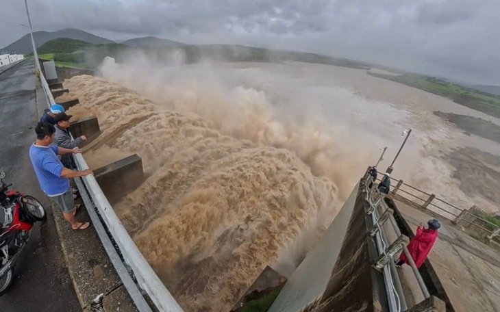 'Bán không lợi nhuận, giảm giá' - sự trợ lực thiết thực cho vùng mưa lũ - Ảnh 5.