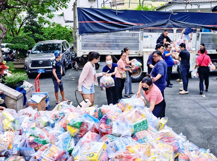 cứu trợ - Ảnh 1.