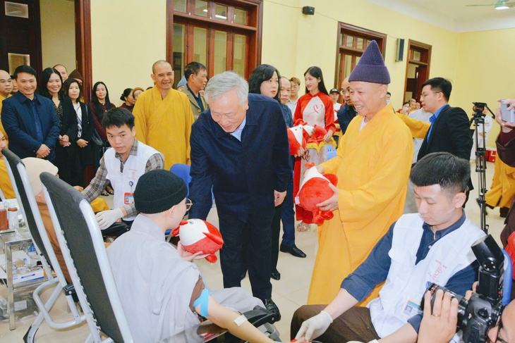 ủng hộ đồng bào miền Trung - Ảnh 1.