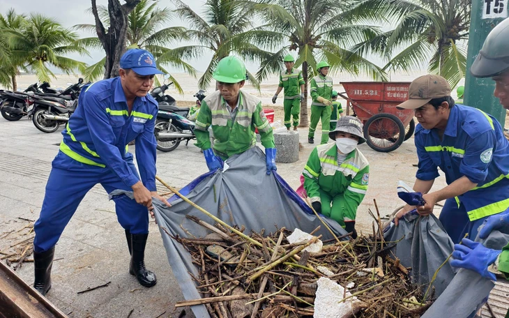 1.000 ổ bánh mì chả cá ở Đại Lãnh chở về rốn lũ Đông Hòa, Hòa Thịnh, Hòa Xuân hỗ trợ bà con - Ảnh 7.