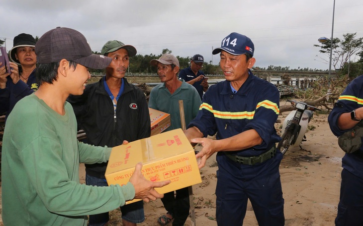 Công an TP.HCM đưa 500 cán bộ chiến sĩ chi viện vùng lũ Đắk Lắk, Gia Lai, Khánh Hòa  - Ảnh 5.