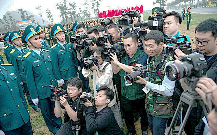 Đại biểu Quốc hội đề xuất việc thu phí đọc báo để phát triển kinh tế báo chí - Ảnh 3.