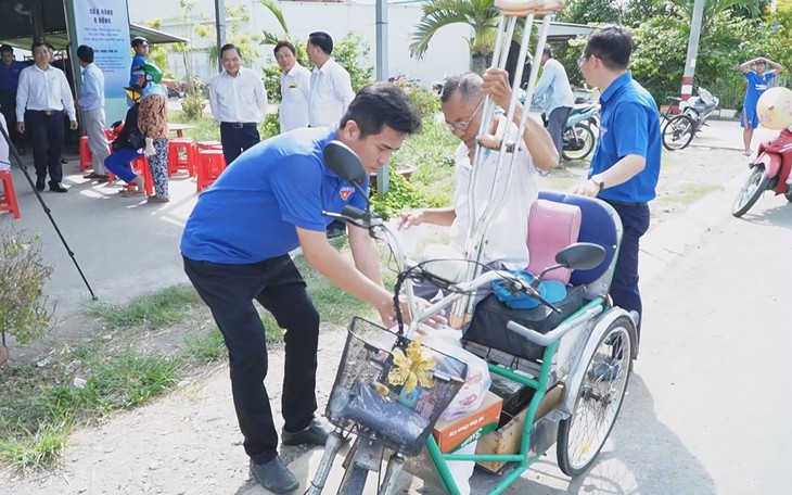 Cuộc thi Lan tỏa năng lượng tích cực 2025: Tiệm cắt tóc thu phí bằng nụ cười - Ảnh 2.