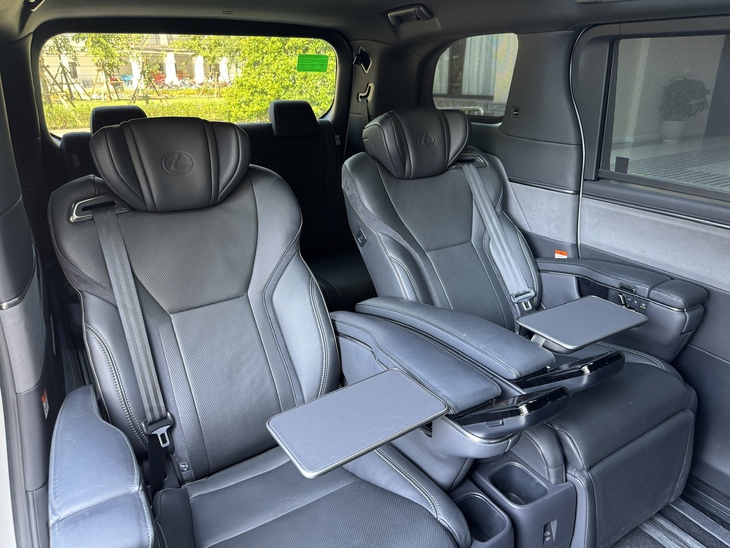 Ghế ‘ông chủ’ trên Lexus LM 500h hơn 5,7 tỉ đồng cho trải nghiệm như chuyên cơ trên mặt đất - Ảnh 11.