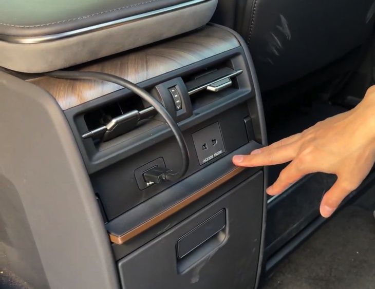 Ghế ‘ông chủ’ trên Lexus LM 500h hơn 5,7 tỉ đồng cho trải nghiệm như chuyên cơ trên mặt đất - Ảnh 12.