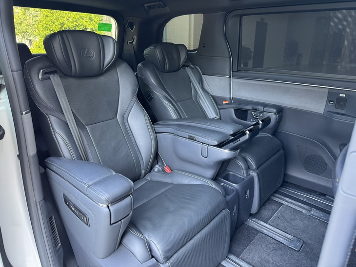 Ghế ‘ông chủ’ trên Lexus LM 500h hơn 5,7 tỉ đồng cho trải nghiệm như chuyên cơ trên mặt đất - Ảnh 4.