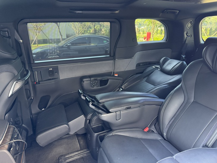 Ghế ‘ông chủ’ trên Lexus LM 500h hơn 5,7 tỉ đồng cho trải nghiệm như chuyên cơ trên mặt đất - Ảnh 5.