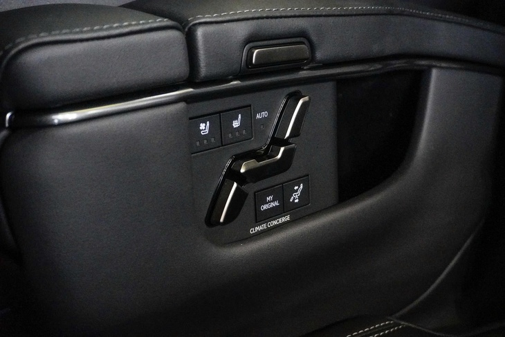 Ghế ‘ông chủ’ trên Lexus LM 500h hơn 5,7 tỉ đồng cho trải nghiệm như chuyên cơ trên mặt đất - Ảnh 6.