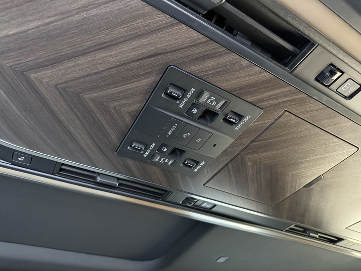 Ghế ‘ông chủ’ trên Lexus LM 500h hơn 5,7 tỉ đồng cho trải nghiệm như chuyên cơ trên mặt đất - Ảnh 10.