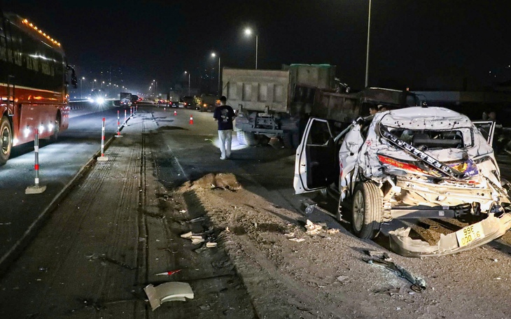 Ô tô con lấn làn tông trực diện xe đầu kéo, 4 người chết - Ảnh 2.