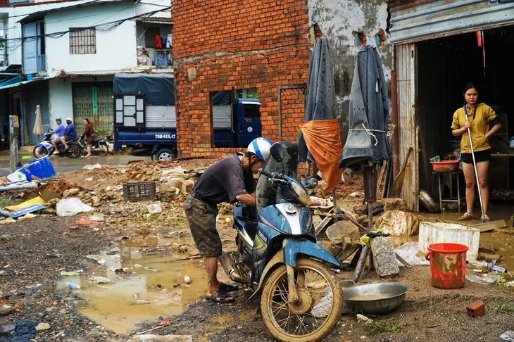 Khánh Hòa hỗ trợ 60 triệu đồng/nhà sập, 30 triệu đồng/nhà bị hư hỏng nặng - Ảnh 1.