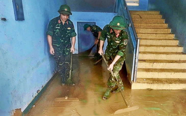 Chèo xuồng đến tê tay cứu đồng bào thoát lũ dữ- Ảnh 4.