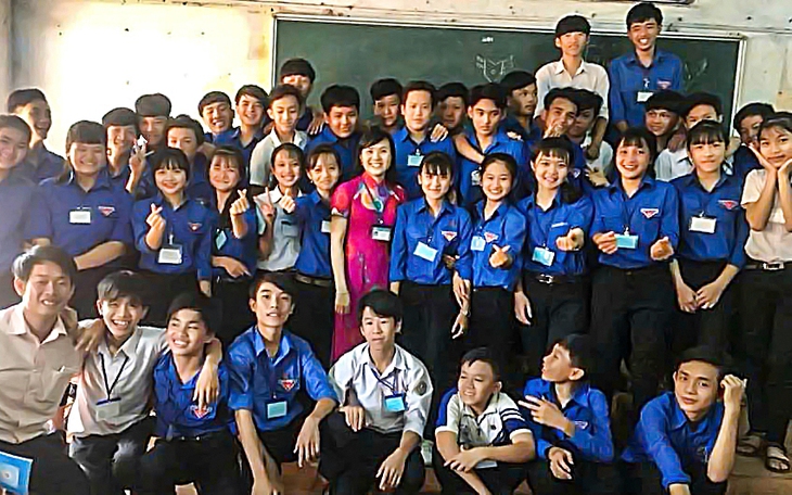 Nhớ bụi phấn trên mái tóc thầy cô - Kỳ 7: Người thầy đặc biệt của kình ngư Sa Ri - Ảnh 3.