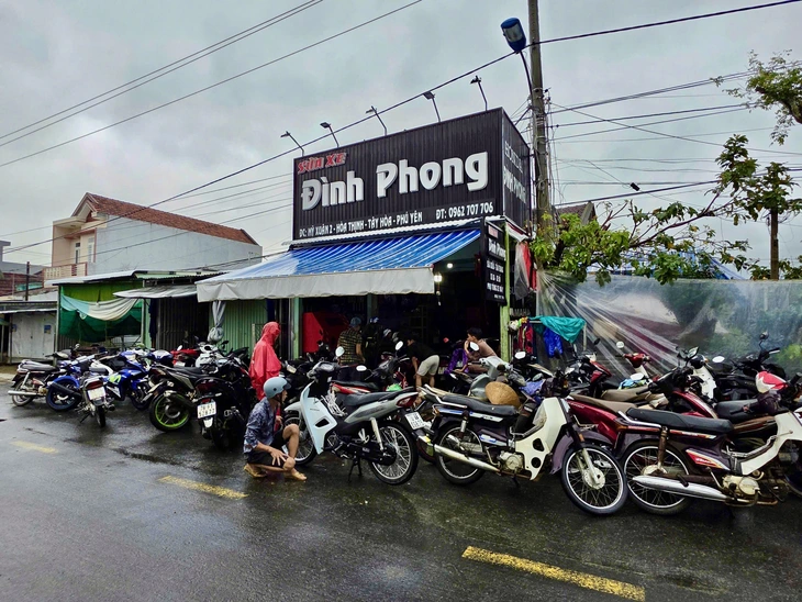 Ô tô, xe máy hư hỏng, tiệm sửa xe quá tải sau lũ ở Phú Yên cũ- Ảnh 1.