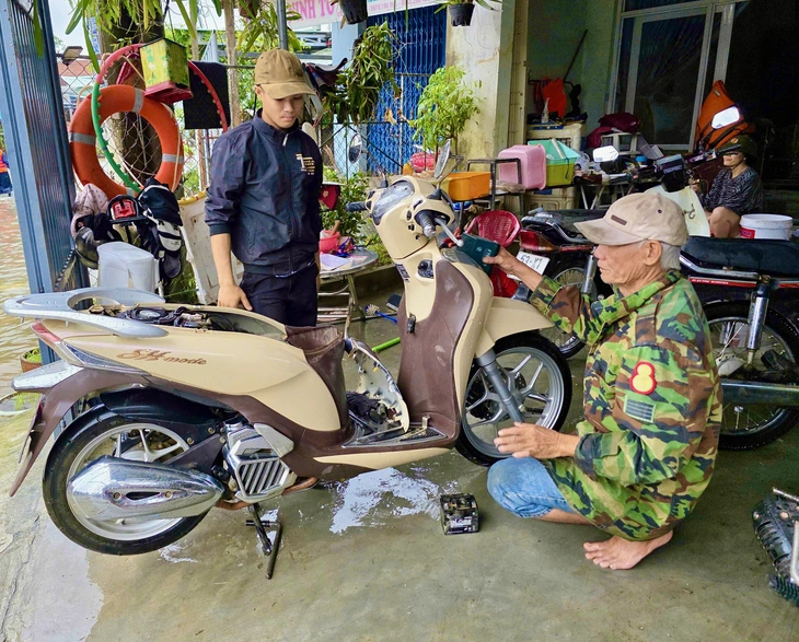 Ô tô, xe máy hư hỏng, tiệm sửa xe quá tải sau lũ ở Phú Yên cũ- Ảnh 2.