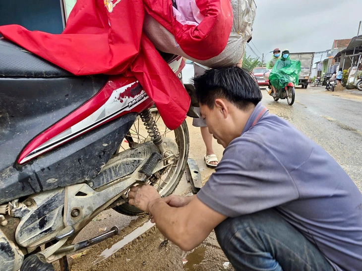 Ô tô, xe máy hư hỏng, tiệm sửa xe quá tải sau lũ ở Phú Yên cũ - Ảnh 3.