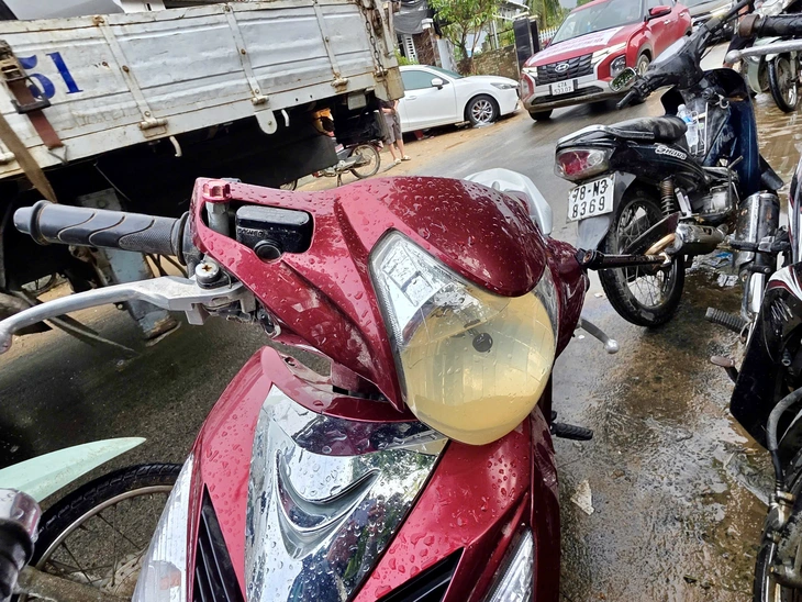Ô tô, xe máy hư hỏng, tiệm sửa xe quá tải sau lũ ở Phú Yên cũ - Ảnh 4.