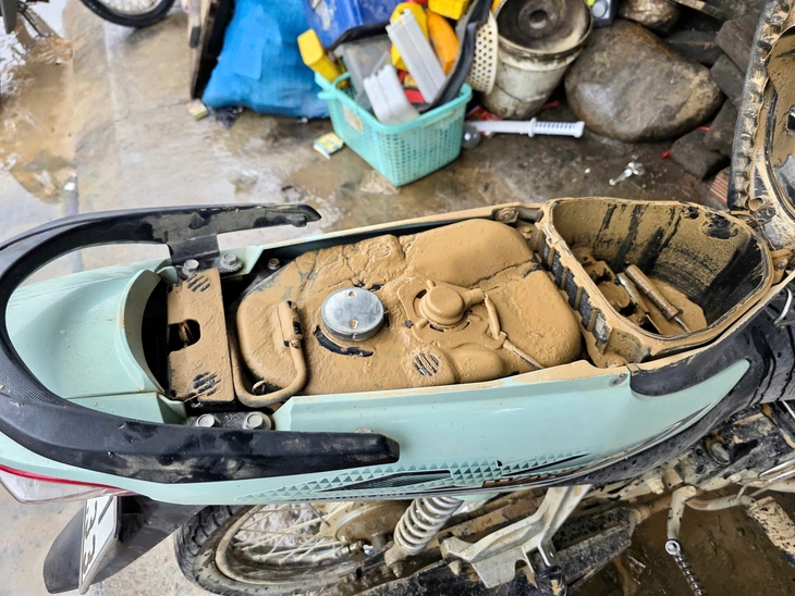 Ô tô, xe máy hư hỏng, tiệm sửa xe quá tải sau lũ ở Phú Yên cũ - Ảnh 5.