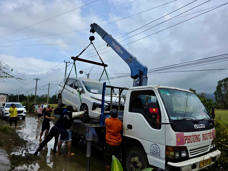 Ô tô, xe máy hư hỏng, tiệm sửa xe quá tải sau lũ ở Phú Yên cũ - Ảnh 6.