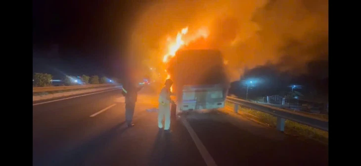 Xe giường nằm bốc cháy dữ dội khi đang chạy trên cao tốc TP.HCM - Trung Lương - Ảnh 1.