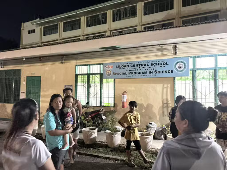 Áp thấp nhiệt đới gây mưa lớn, sơ tán hàng loạt ở Philippines: Nguy cơ bão mới sát Việt Nam - Ảnh 1.