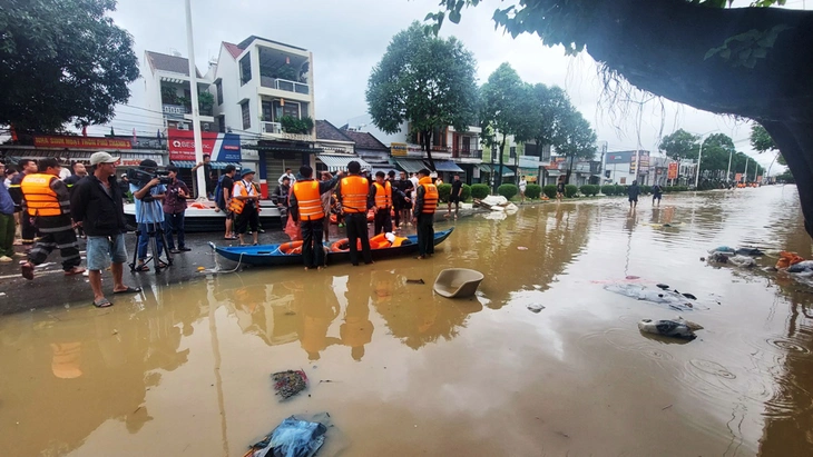 Khánh Hòa khuyến khích cộng đồng và dân giám sát việc hỗ trợ thiệt hại do lũ lụt- Ảnh 5.