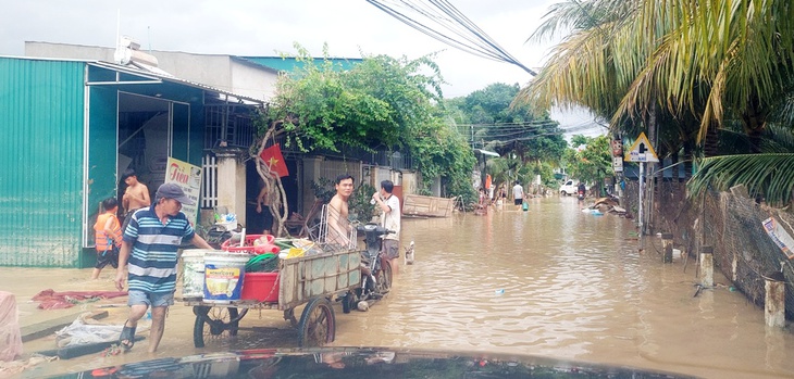 Dân kêu chưa có lại nước sạch, Cấp nước Khánh Hòa nói 'do nhiều người xài cùng lúc' - Ảnh 1.