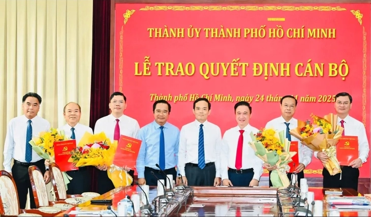 TP.HCM trao quyết định phê chuẩn cho phó chủ tịch HĐND, UBND thành phố - Ảnh 1. TP.HCM - Ảnh 1.