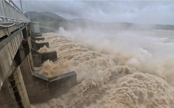 Ứng phó bão mới, các thủy điện hạ mực nước hồ đón lũ - Ảnh 2.
