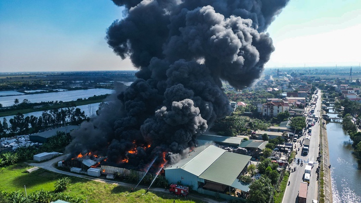 Khu xưởng ở Hải Phòng cháy ngùn ngụt, cột khói bốc cao hàng trăm mét - Ảnh 1.